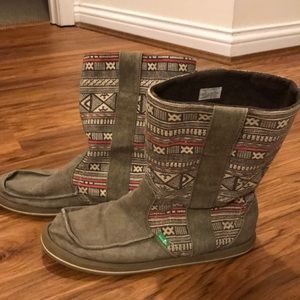 Sanuk boots size 9.